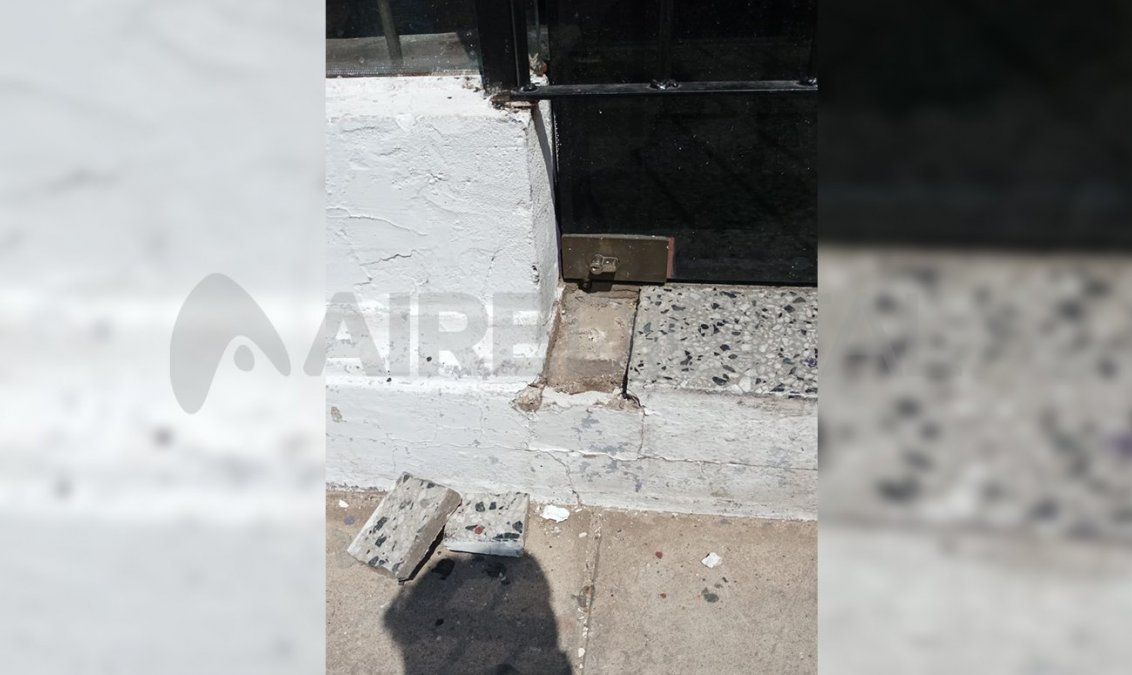 El zócalo que rompieron las ladronas para poder destrabar la parte baja de la puerta de ingreso al kiosco. 