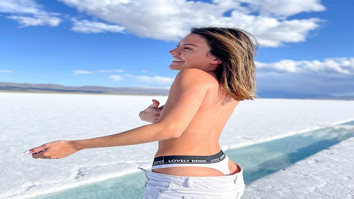 Sofía Jujuy Jiménez hizo topless en las Salinas Grandes.