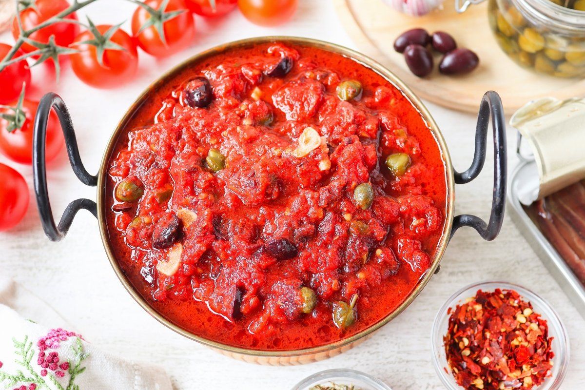 La salsa puttanesca es una salsa deliciosa y versátil que es perfecta para cualquier ocasión.&nbsp;