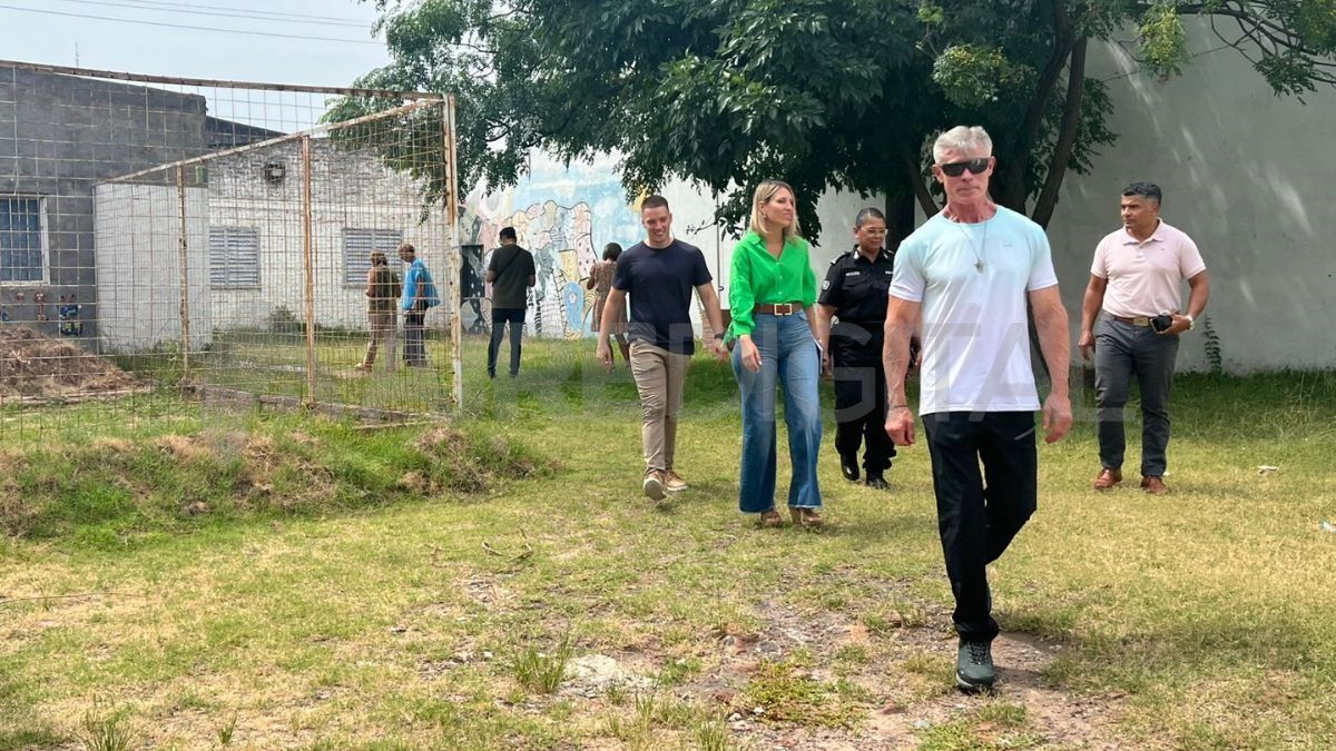 Virginia Coudannes, Secretaria de Gestión Institucional del Ministerio de Justicia y Seguridad de Santa Fe, y Margarita Romero, jefa de la Unidad Regional I de la Policía de Santa Fe, recorrieron las instalaciones de la Escuela Particular Incorporada Nº 1304 Paz, Pan y Trabajo en barrio Sur. Virginia Coudannes, Secretaria de Gestión Institucional del Ministerio de Justicia y Seguridad de Santa Fe, y Margarita Romero, jefa de la Unidad Regional I de la Policía de Santa Fe, recorrieron las instalaciones de la Escuela Particular Incorporada Nº 1304 Paz, Pan y Trabajo en barrio Sur.