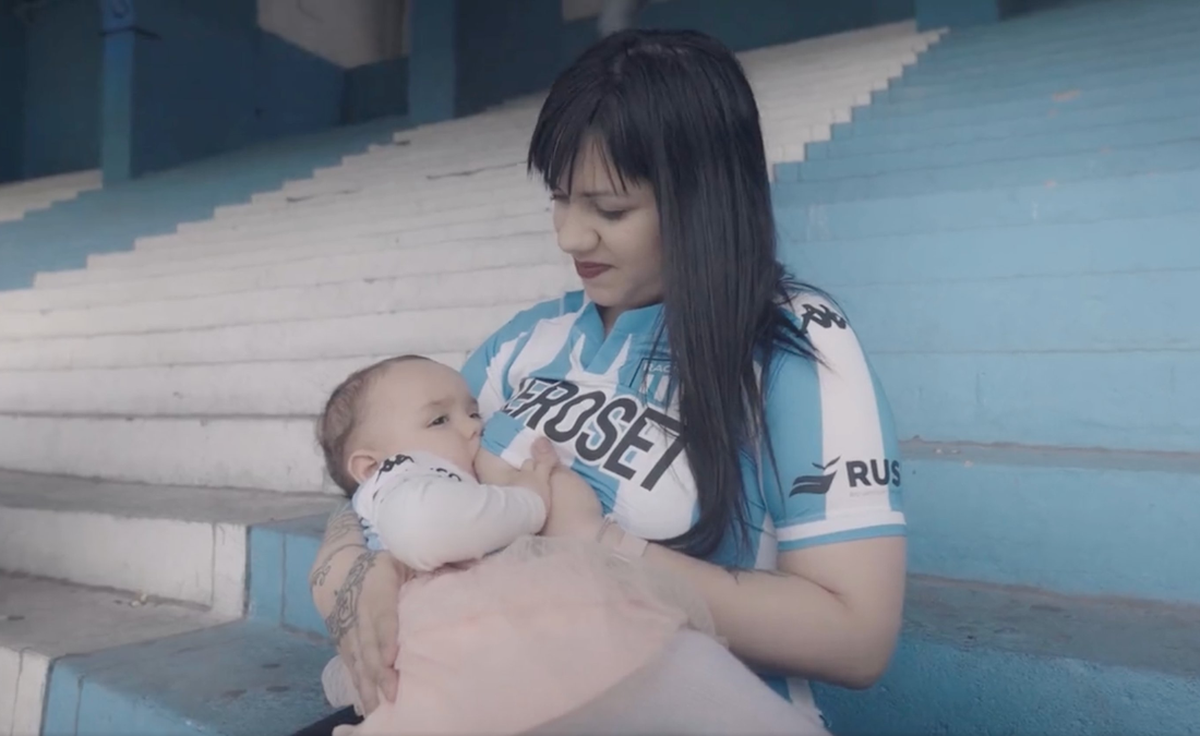 Racing lanzará una camiseta diseñada para amamantar en la cancha.