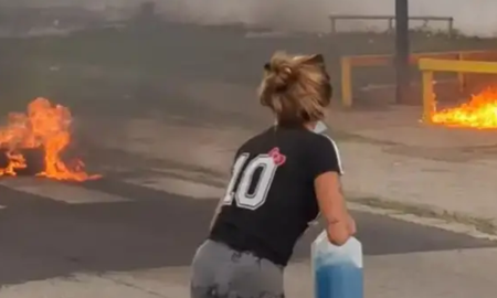 Familiares de un preso muerto se prendieron fuego por error. Familiares de un preso muerto se prendieron fuego por error.