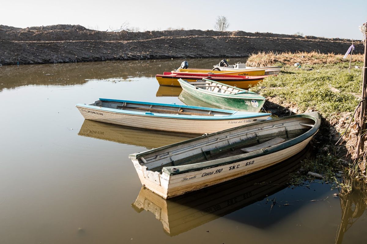 En la zona aledaña al canal Constitución y al Arroyo Pavón, vecinos y referentes sociales han expresado su preocupación ya que, por la bajante y la sequía, esos cursos de agua están casi estancados.