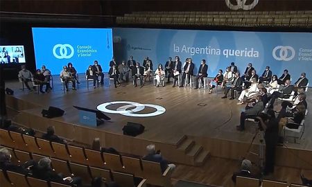El presidente Alberto Fernández anunció este viernes la creación del Consejo Económico y Social en el CCK, junto al secretario de Asuntos Estratégicos, Gustavo Beliz, quien presidirá el órgano multisectorial destinado al abordaje de políticas de Estado a largo plazo. El presidente Alberto Fernández anunció este viernes la creación del Consejo Económico y Social en el CCK, junto al secretario de Asuntos Estratégicos, Gustavo Beliz, quien presidirá el órgano multisectorial destinado al abordaje de políticas de Estado a largo plazo.