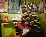 En una habitación de la casa de Gerardo Rivera en Temperley, provincia de Buenos Aires, conviven discos, casetes, entradas, fotografías, afiches, recortes periodísticos, documentos discográficos y piezas que pertenecieron a algunos de los protagonistas de Sumo.
