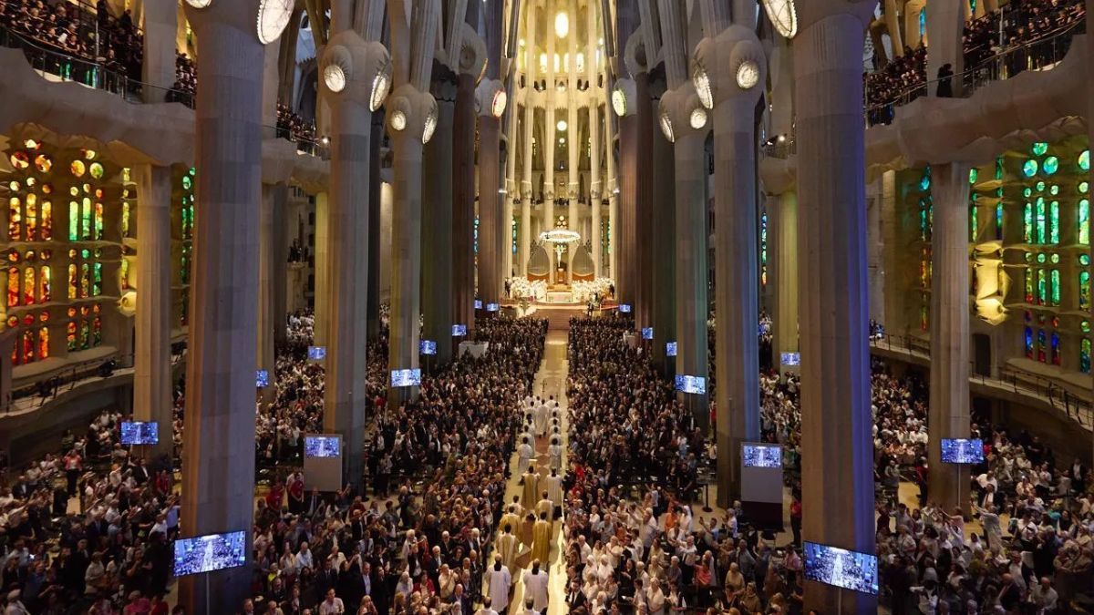 El papa León XIV presidió la histórica misa de consagración en el interior de la Sagrada Familia ante una multitud de fieles y autoridades políticas. El papa León XIV presidió la histórica misa de consagración en el interior de la Sagrada Familia ante una multitud de fieles y autoridades políticas.