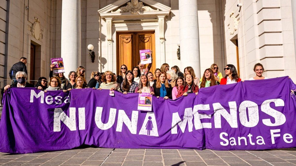 Las diputadas y las integrantes de la Mesa Ni Una Menos se concentraron frente a la Legislatura provincial.