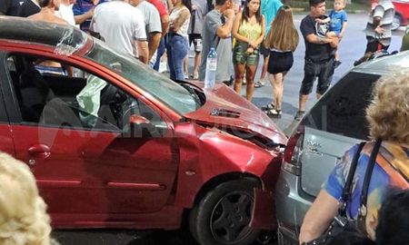 Debido a la fuerte colisión, una mujer que se trasladaba en uno de los vehículos debió requerir colaboración de Bomberos Zapadores para poder salir. Debido a la fuerte colisión, una mujer que se trasladaba en uno de los vehículos debió requerir colaboración de Bomberos Zapadores para poder salir.