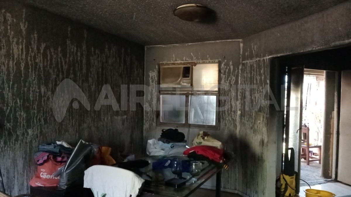 Un incendio por un cortocircuito, produjo grandes pérdidas a una familia del barrio Fonavi San Jerónimo. Un incendio por un cortocircuito, produjo grandes pérdidas a una familia del barrio Fonavi San Jerónimo.