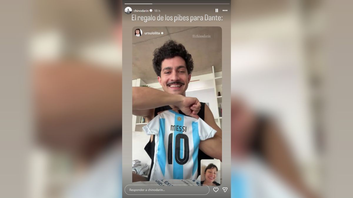 El Chino Dar&iacute;n le regal&oacute; la camiseta de Messi a su hijo reci&eacute;n nacido, Dante.