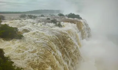 Cerraron las Cataratas del Iguazú por un alerta meteorológico. Cerraron las Cataratas del Iguazú por un alerta meteorológico.