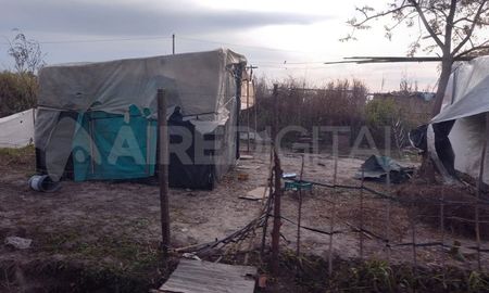 Hoy registran entre 500 y 600 asentamientos ilegales al costado de las vías del ferrocarril en Coronda. Hoy registran entre 500 y 600 asentamientos ilegales al costado de las vías del ferrocarril en Coronda.