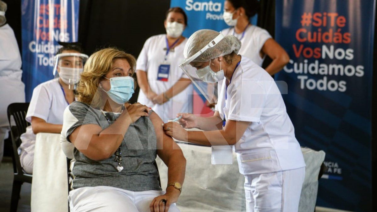 A pocos días de cumplirse un mes desde la llegada de las primeras vacunas contra el Covid-19, el pasado 25 de enero la ministra de Salud, Sonia Martorano, recibió la primera dosis de la misma.