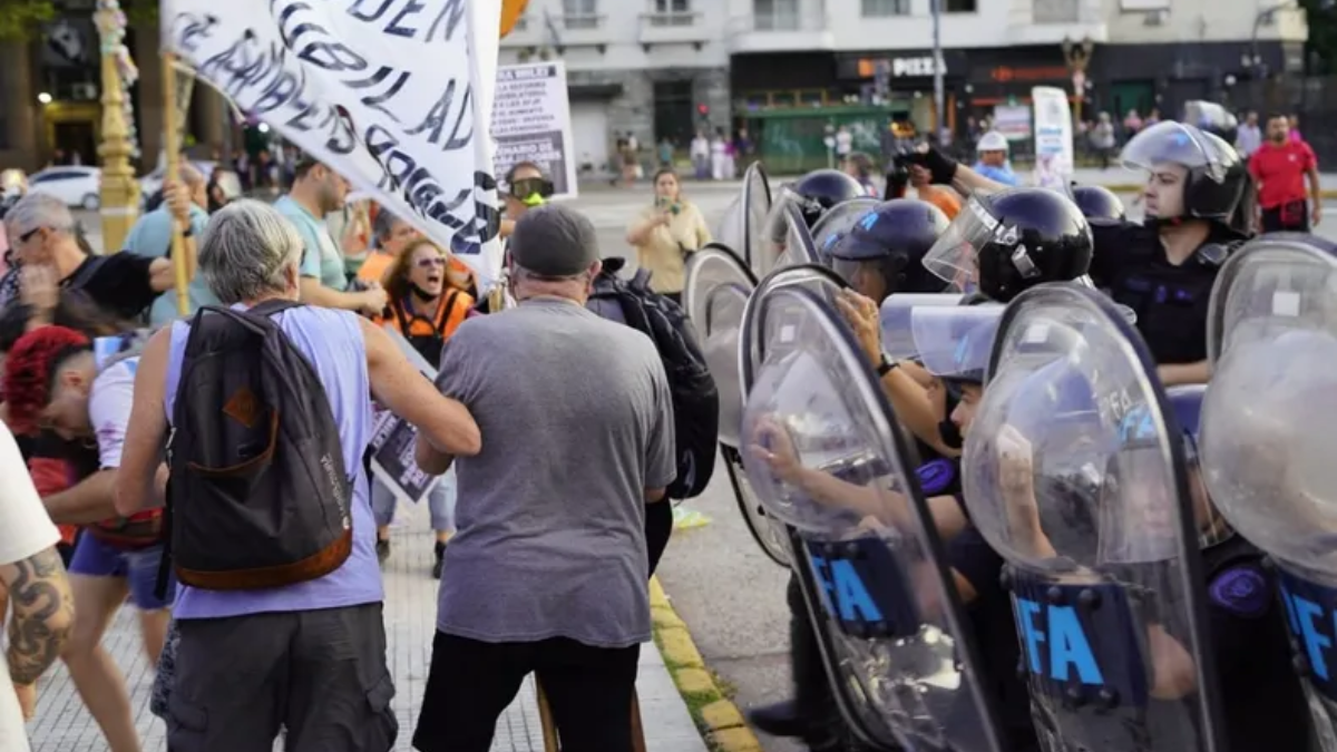 Jubilados protestaron en el Congreso y hubo incidentes