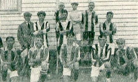 Formación de Unión que hizo su debut por torneos de fútbol nacionales: José Peiteado; Saúl Galetti y Oreste Scarponi; Domingo Gómez, Alfredo González y Juan Magnone; Arturo Pérez, Elias Pieretti, Casimiro Leyes, Gregorio Aguirre y Roberto Bellotti. Foto: Viejos Estadios. Formación de Unión que hizo su debut por torneos de fútbol nacionales: José Peiteado; Saúl Galetti y Oreste Scarponi; Domingo Gómez, Alfredo González y Juan Magnone; Arturo Pérez, Elias Pieretti, Casimiro Leyes, Gregorio Aguirre y Roberto Bellotti. Foto: Viejos Estadios.