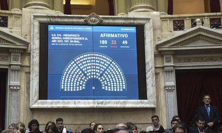 Tras casi quince horas de debate, el plenario legislativo comenzó el debate en particular de los 143 artículos que componen. Tras casi quince horas de debate, el plenario legislativo comenzó el debate en particular de los 143 artículos que componen.