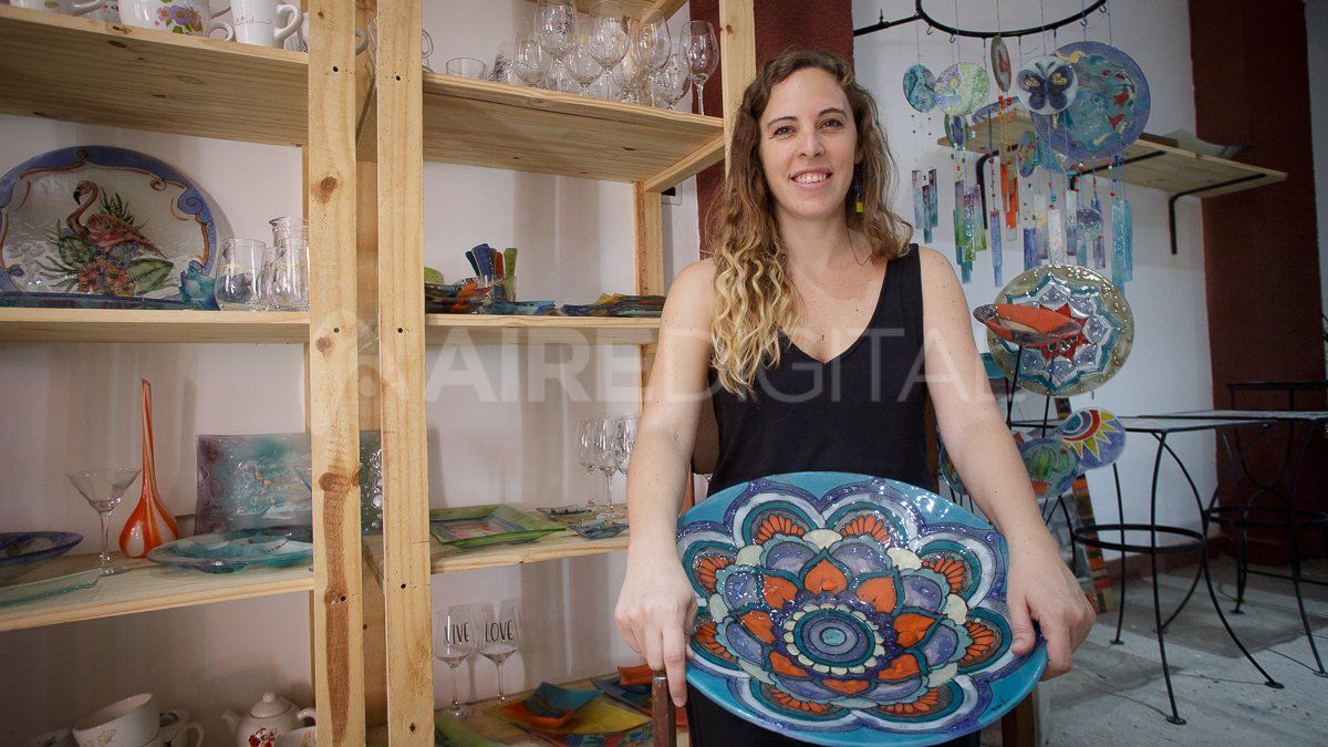 Diana Lerman es una emprendedora de la ciudad que lleva adelante una marca de objetos de vidrio hechos y pintados a mano con la técnica de vitrofusión.&nbsp;