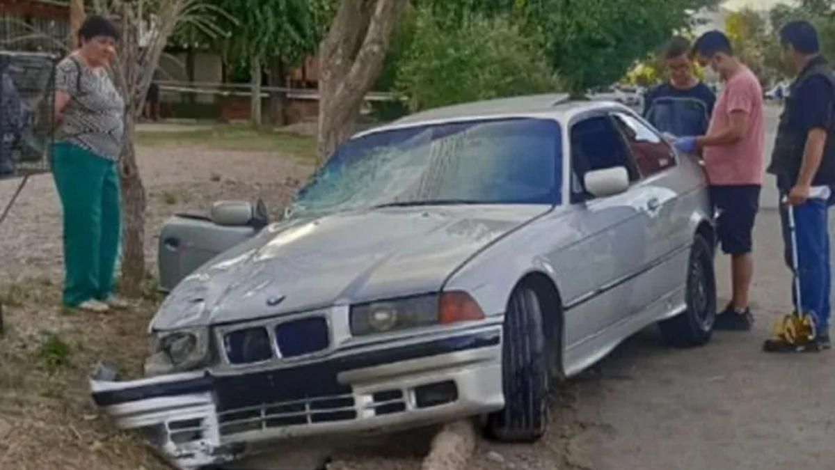 El auto arrastró a los hermanos cerca de 70 metros por la violencia del impacto.