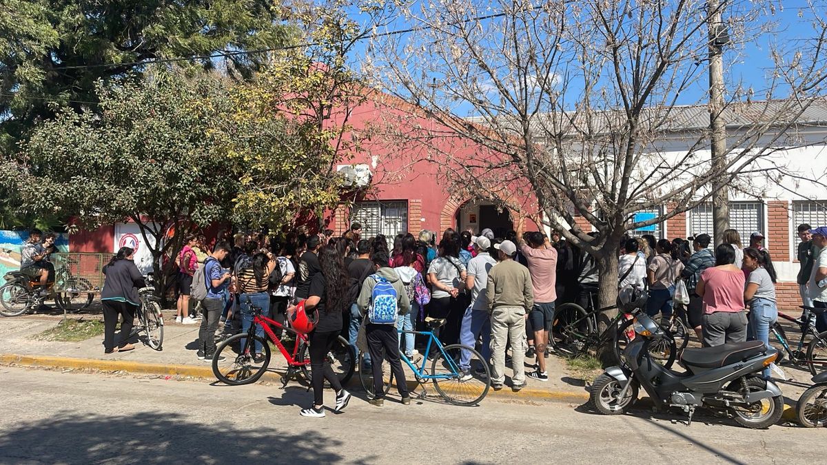 Un grupo de padres se manifestó frente a la escuela de Santo Tomé donde habría ocurrido el abuso sexual contra un niño por parte de dos alumnos.