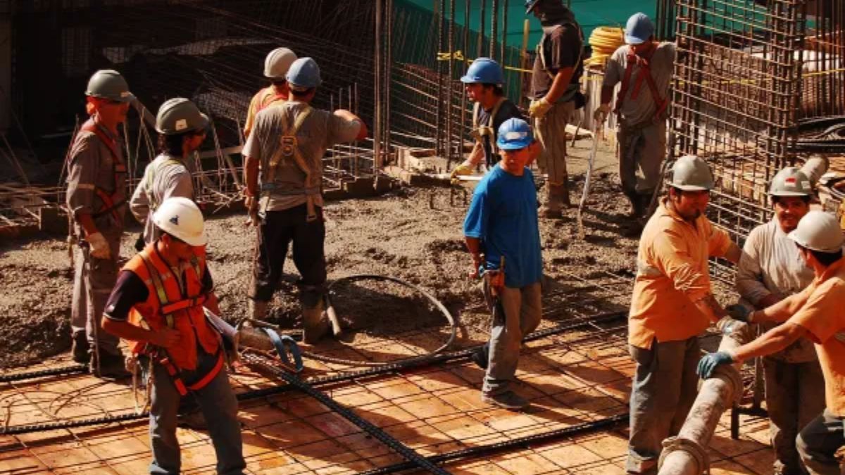 Trabajadores y empresas podrían enfrentarse a jornadas más largas con la reforma laboral inspirada en Grecia.