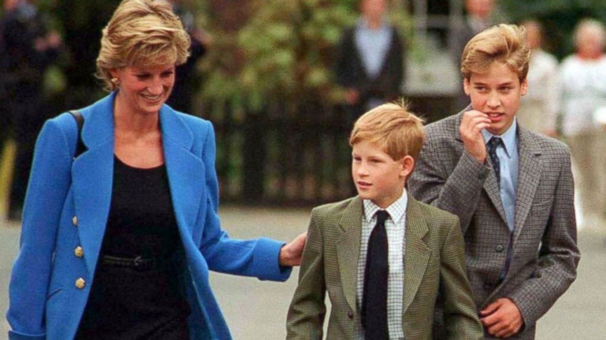 Lady Di junto a sus hijos William y Harry.