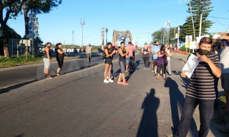 Desde las 18, los vecinos de Santo Tomé se concentraron al costado del Puente Carretero para reclamar por mayor seguridad. Hay interrupciones breves del tránsito en la mano que se dirige hacia la ciudad de Santa Fe. Desde las 18, los vecinos de Santo Tomé se concentraron al costado del Puente Carretero para reclamar por mayor seguridad. Hay interrupciones breves del tránsito en la mano que se dirige hacia la ciudad de Santa Fe.