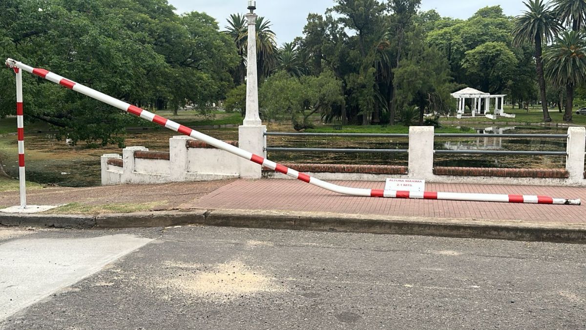 Así quedó el arco que delimita que solo vehículos livianos pueden circular por el puente. Así quedó el arco que delimita que solo vehículos livianos pueden circular por el puente.