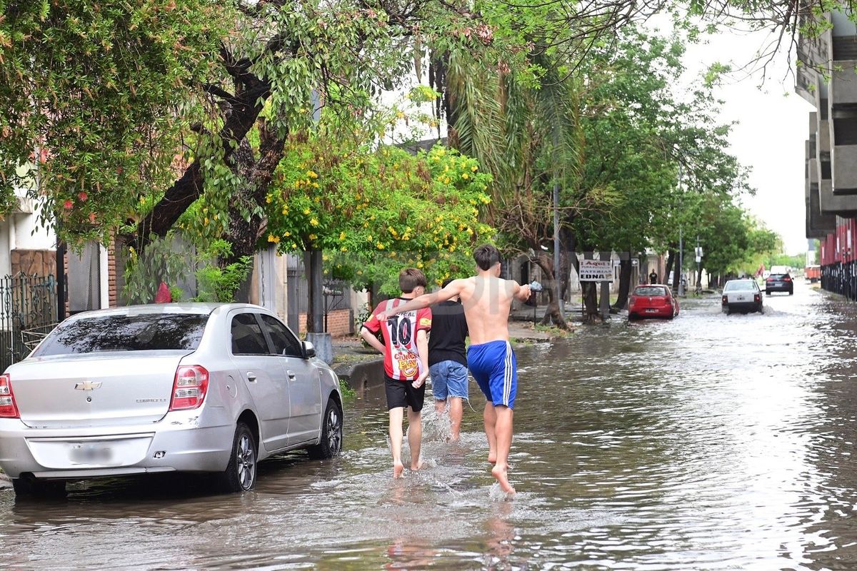 El agua provocó el anegamiento en varias calles de la ciudad de Santa Fe. El agua provocó el anegamiento en varias calles de la ciudad de Santa Fe.