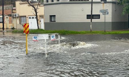 El desborde cloacal se produce en la intersección de Hipólito Yrigoyen y Juan Díaz de Solís, pleno barrio Roma. El desborde cloacal se produce en la intersección de Hipólito Yrigoyen y Juan Díaz de Solís, pleno barrio Roma.