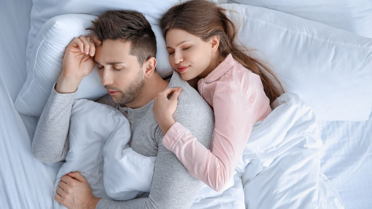 Dormir de espaldas es la postura más frecuente entre las parejas.