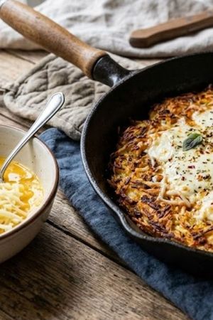 La pizza de papa rallada se volvió una de las recetas más buscadas por su simpleza, economía y su base crocante cocinada directamente en sartén. La pizza de papa rallada se volvió una de las recetas más buscadas por su simpleza, economía y su base crocante cocinada directamente en sartén.