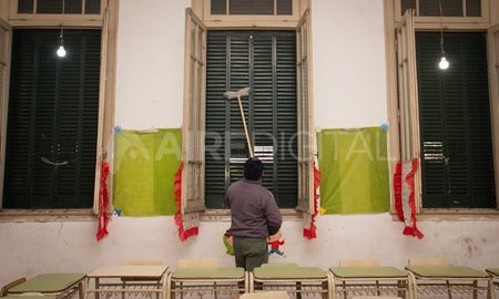 Asistentes escolares comenzaron con la limpieza y mantenimiento de los establecimientos educativos. Asistentes escolares comenzaron con la limpieza y mantenimiento de los establecimientos educativos.