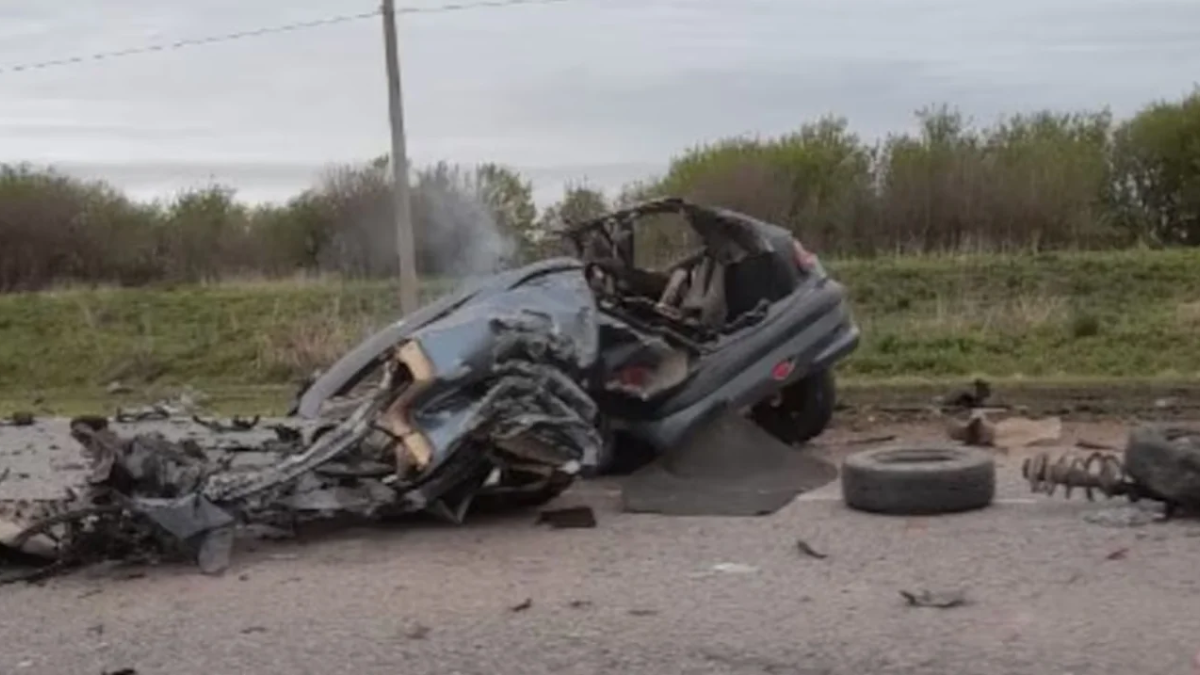 El auto impactó de frente con un camión y quedó partido a la mitad.