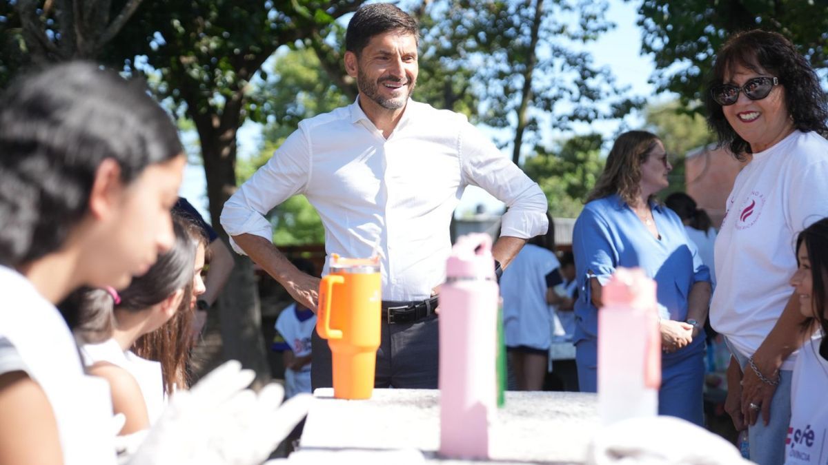 &nbsp;&nbsp;El gobernador Maximiliano Pullaro encabez&oacute; este martes la entrega de kits de descacharrado en el Club Sparta de Rosario.