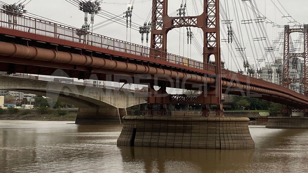 La vara de hierro que sobresale tiene entre un metro y medio y dos, de largo. La vara de hierro que sobresale tiene entre un metro y medio y dos, de largo.