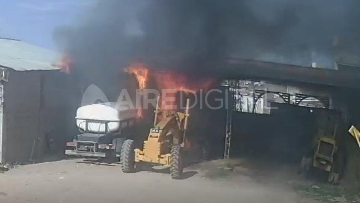 Las llamas comienzan a expandirse hacia el tinglado.