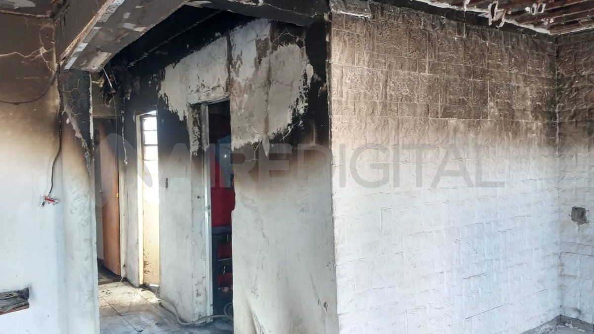 En el interior de la vivienda había tres personas pero ninguna resultó herida de gravedad. 