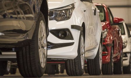 Según el relevamiento de la Asociación de Concesionarios de Automotores de la República Argentina (Acara), en julio se patentaron 32.338 vehículos. Marcando una baja del 15.4% con relación a junio, pero en la comparación interanual se registra una suba del 6.1%. Según el relevamiento de la Asociación de Concesionarios de Automotores de la República Argentina (Acara), en julio se patentaron 32.338 vehículos. Marcando una baja del 15.4% con relación a junio, pero en la comparación interanual se registra una suba del 6.1%.