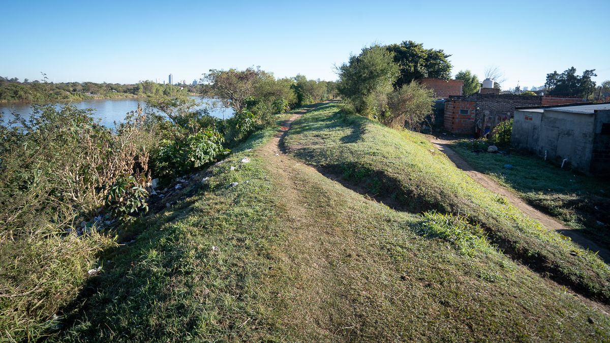 Sobre la margen oeste de Alto Verde, no fue posible ingresar con maquinaria para reforzar los terraplenes defensivos. Sobre la margen oeste de Alto Verde, no fue posible ingresar con maquinaria para reforzar los terraplenes defensivos.