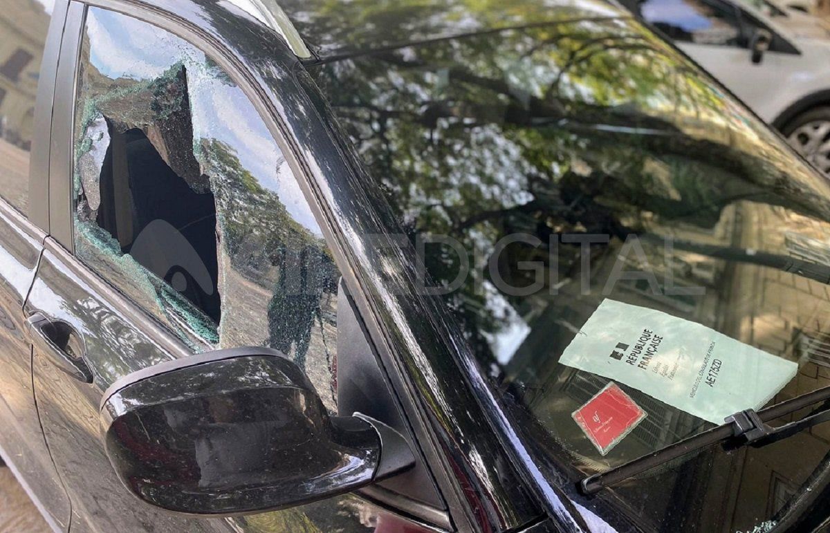 Los ladrones rompieron el vidrio del acompañante y huyeron en moto.&nbsp;