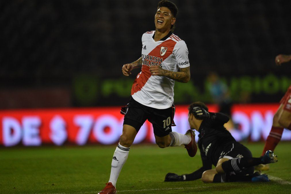 River aplastó a Newells en Rosasrio y sigue de cerca a los punteros del Torneo de la Liga Profesional.