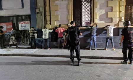 Policía de Tucumán detiene a quienes violan la cuarentena obligatoria. Policía de Tucumán detiene a quienes violan la cuarentena obligatoria.