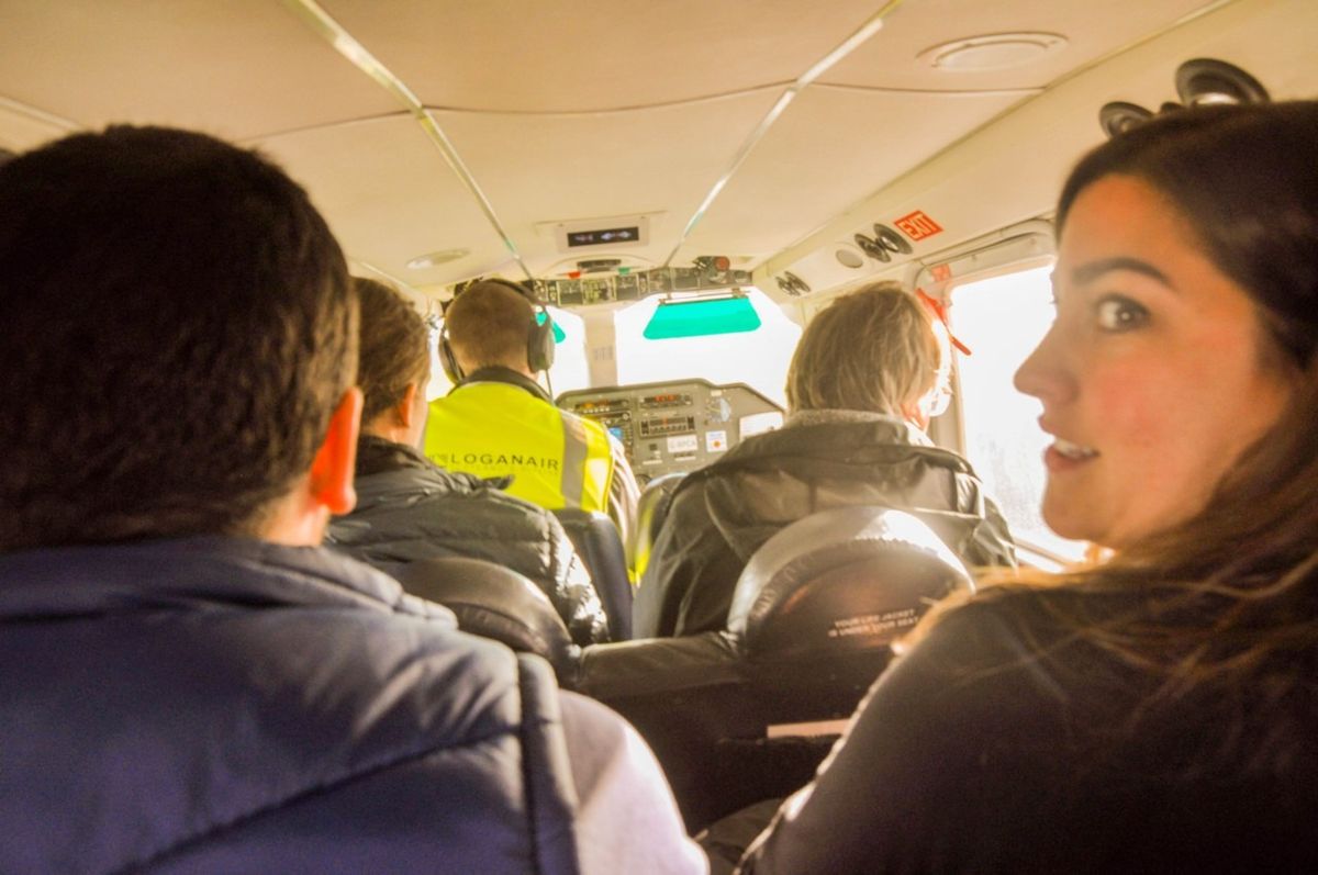 La cabina no cuenta con una separación con el cockpit (por la cercanía entre el piloto y los pasajeros parece un ómnibus muy angosto). Por increíble que resulte, un pasajero puede ver por la ventanilla dónde va a aterrizar (en la isla vecina) incluso antes del decolaje.