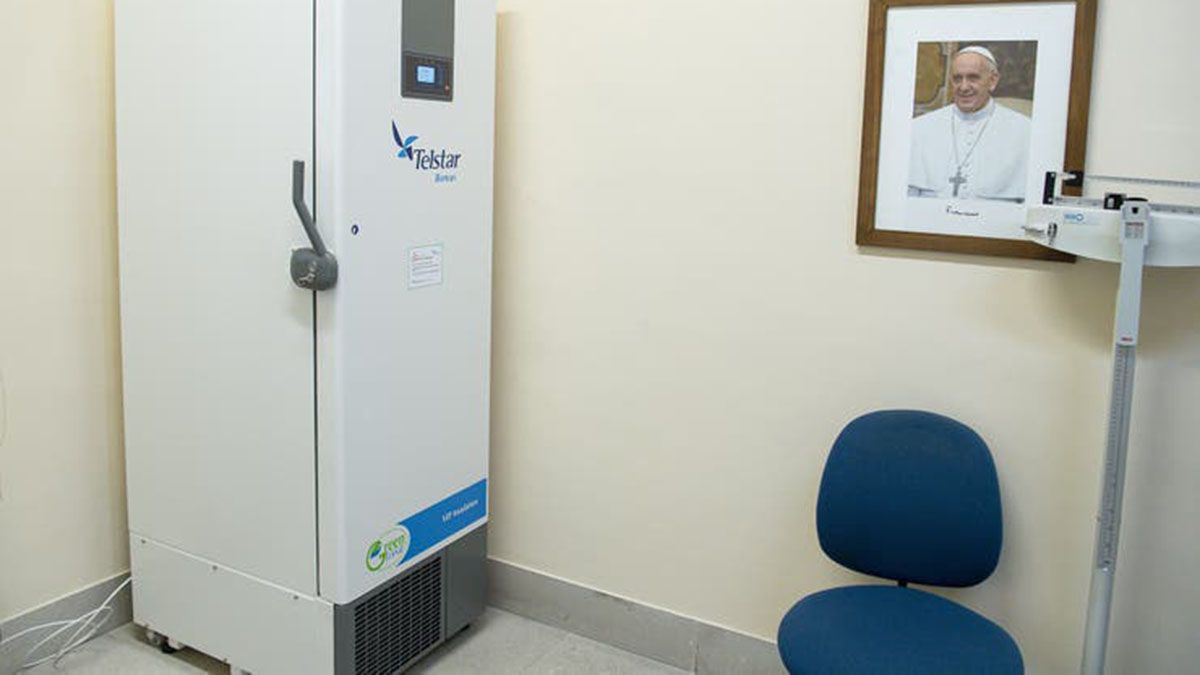 La sala de vacunación instalada en el atrio de la sala Pablo VI del Vaticano.