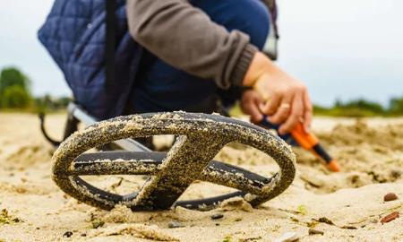 Estaba limpiando la playa de Florida y se topó con un sorprendente objeto milenario Estaba limpiando la playa de Florida y se topó con un sorprendente objeto milenario
