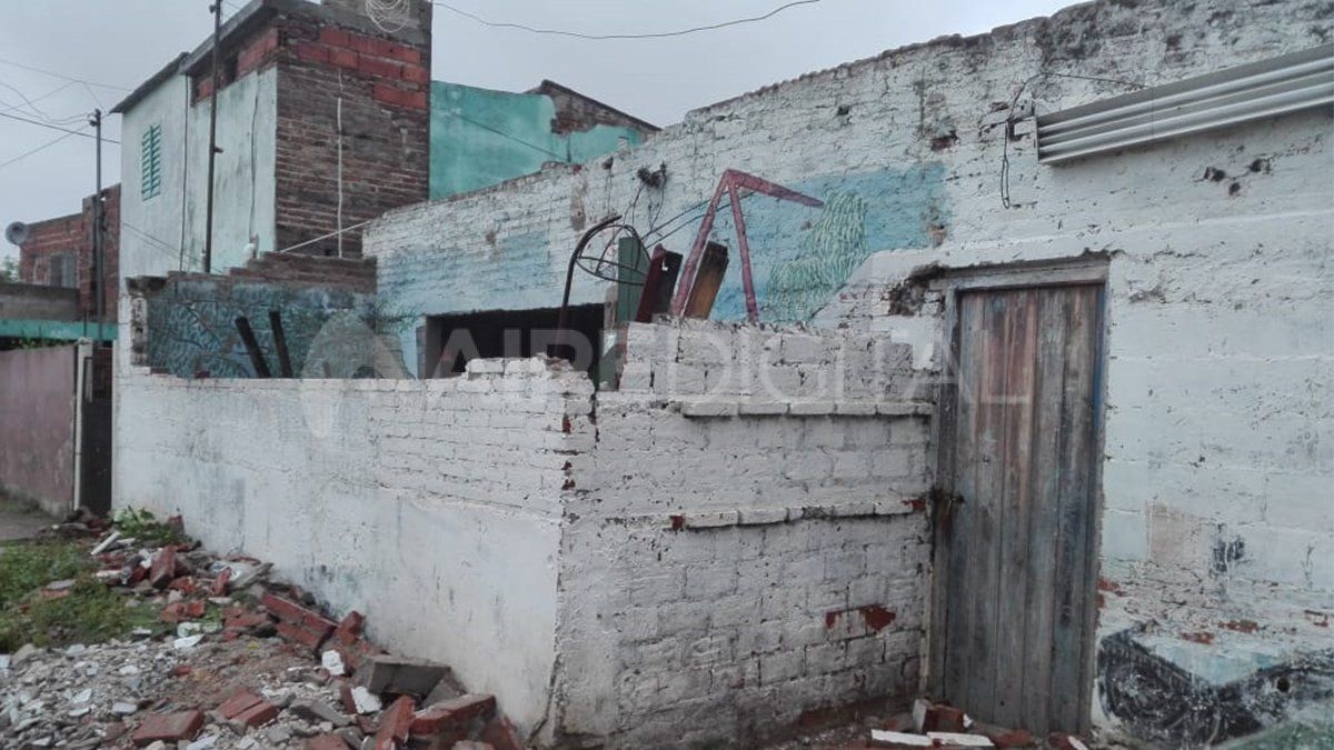 La tormenta del lunes por la madrugada hizo que parte del techo del club Central de Alto Verde se desplomara.