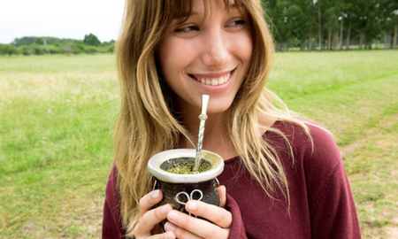Tradición e innovación: el mate con coco rallado transforma cada ronda en una experiencia distinta. Tradición e innovación: el mate con coco rallado transforma cada ronda en una experiencia distinta.