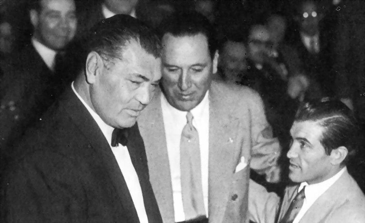 En septiembre de 1954, Jack Dempsey, ex monarca pesado (y que derrotara a Luis Ángel Firpo en 1923) visitó Buenos Aires. El Matador fue invitado a un festival boxístico en el Luna Park, donde departió con el por entonces presidente, general Juan Domingo Perón, y con Pascual Pérez quien, poco más de dos meses después, se convertiría en el primer campeón mundial argentino. 