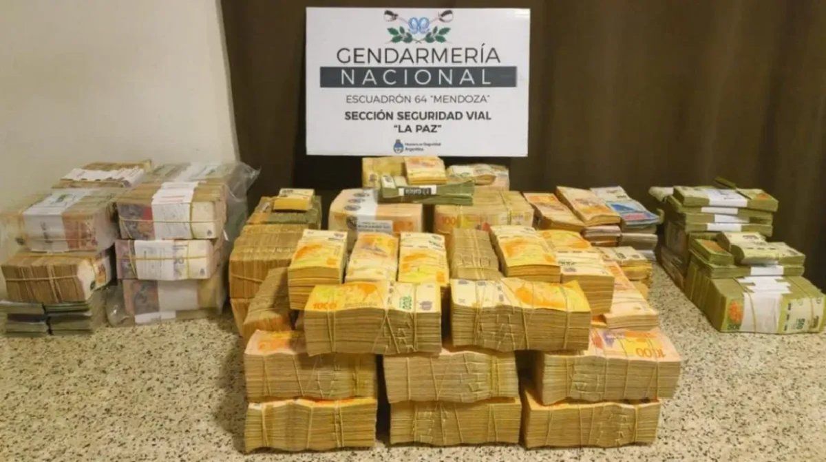 Detuvieron a un camionero en Mendoza por llevar escondidos 31 millones de pesos
