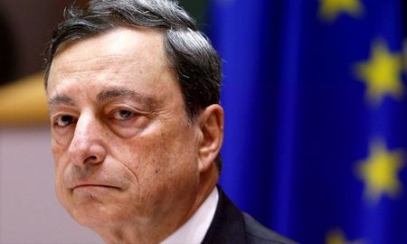Una de las opciones que baraja el movimiento liderado por el expremier Giuseppe Conte es la de retirar del Gabinete a sus tres ministros, Stefano Patuanelli de Desarrollo Económico, Fabiana Dadone de Juventud y Federico DIncà de Relaciones con el Parlamento. Una de las opciones que baraja el movimiento liderado por el expremier Giuseppe Conte es la de retirar del Gabinete a sus tres ministros, Stefano Patuanelli de Desarrollo Económico, Fabiana Dadone de Juventud y Federico DIncà de Relaciones con el Parlamento.